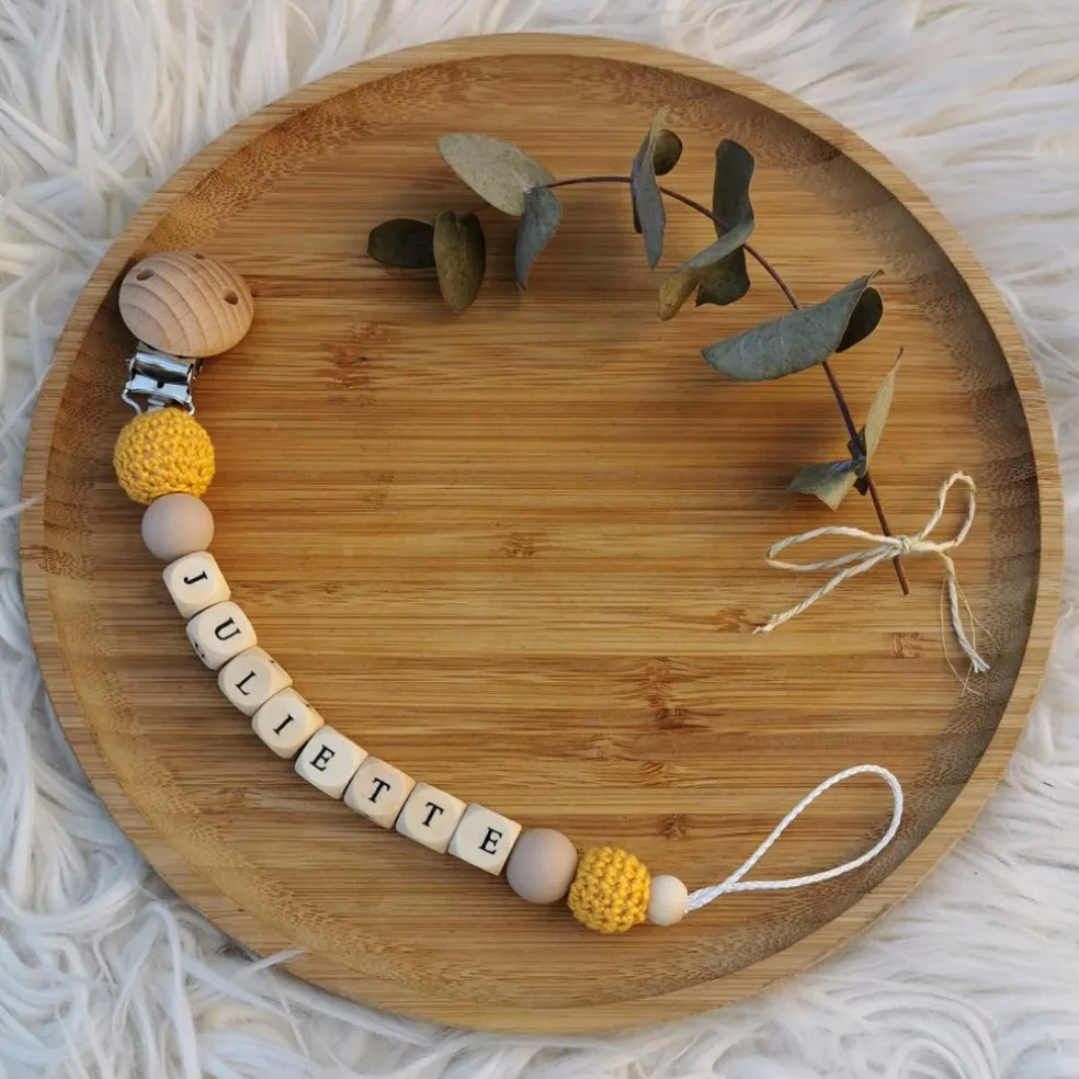 Attache sucette en bois beige et moutarde (personnalisable)