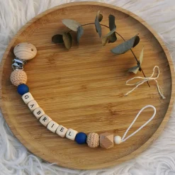 Attache sucette en bois camel et bleu nuit (personnalisable)