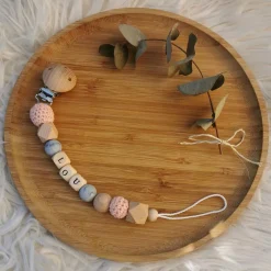 Attache sucette en bois marbre et rose pâle (personnalisable)