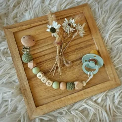 Attache sucette en bois olive et kaki (personnalisable)