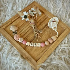 Attache sucette en bois sable et vieux rose (personnalisable)