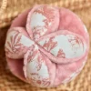Balle sensorielle lapin Toile de Jouy rose