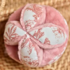 Balle sensorielle lapin Toile de Jouy rose