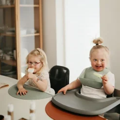 Bavoir à poche en silicone Cambridge blue confetti