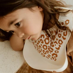 Bavoir en silicone Léopard Crème