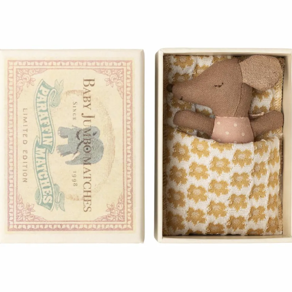 Bébé souris mi-endormie mi-éveillée dans une boîte d'allumettes Rose