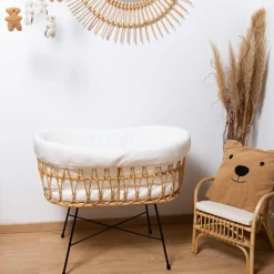 Berceau en rotin avec pieds en métal