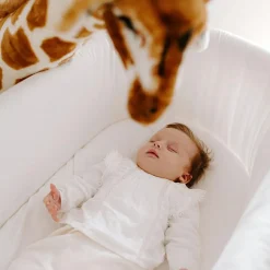 Berceau rectangulaire en rotin et habillage en jersey écru