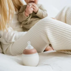 Biberon anti-colique en silicone Blossom (240 ml)