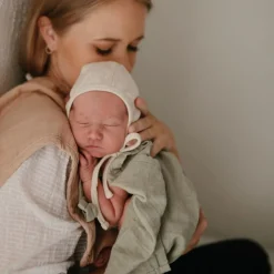 Bonnet de naissance à nouer Beige