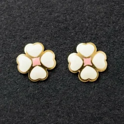 Boucles d'oreilles fleur rose émaillée blanche (or jaune 375°)