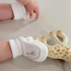 Chaussons de naissance blancs Sophie la girafe (0-1 mois)