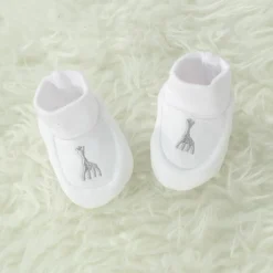 Chaussons de naissance blancs Sophie la girafe (0-1 mois)