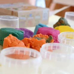 Coffret Suri 2 pots rouge + vert pâte à modeler naturelle et vegan