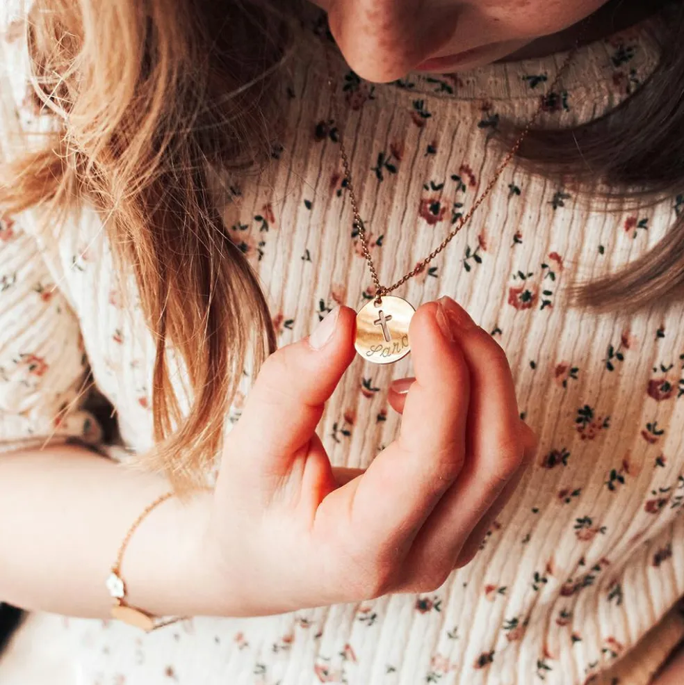 Collier chaîne croix ajourée personnalisable (plaqué or 18 carats)