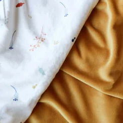 Couverture en velours Cache-cache en forêt (100 x 140 cm)