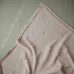 Couverture tricotée en coton bio Textured Dots Blush (80 x 100 cm)