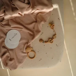 Couverture tricotée en coton bio Textured Dots Blush (80 x 100 cm)