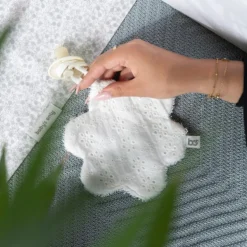 Doudou attache sucette fleur Calm blanc