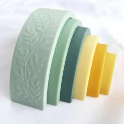 Jeu à empiler arc en ciel vert