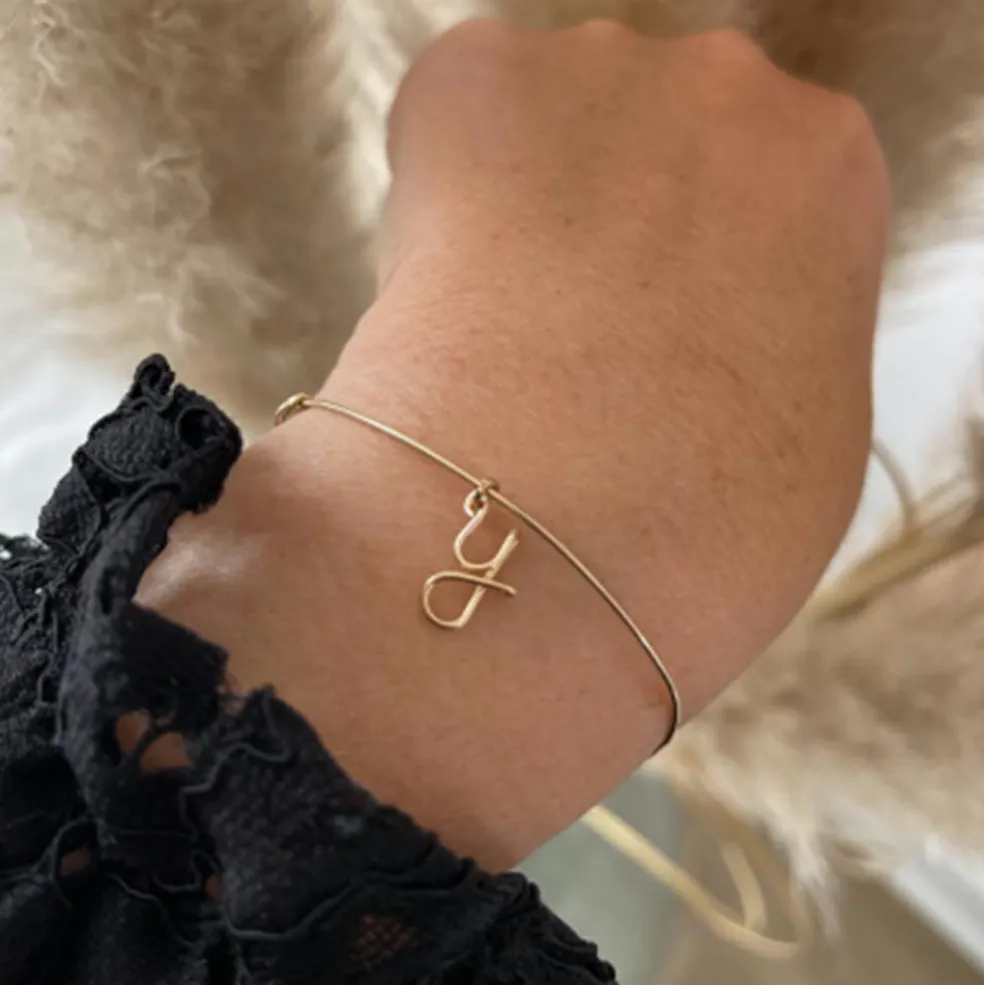 Jonc initial Lovely Hoop goldfilled jaune (personnalisable)