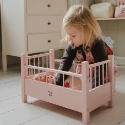 Lit pour poupée en bois rose