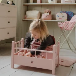 Lit pour poupée en bois rose