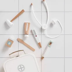 Mallette et accessoires de Docteur en bois blanc