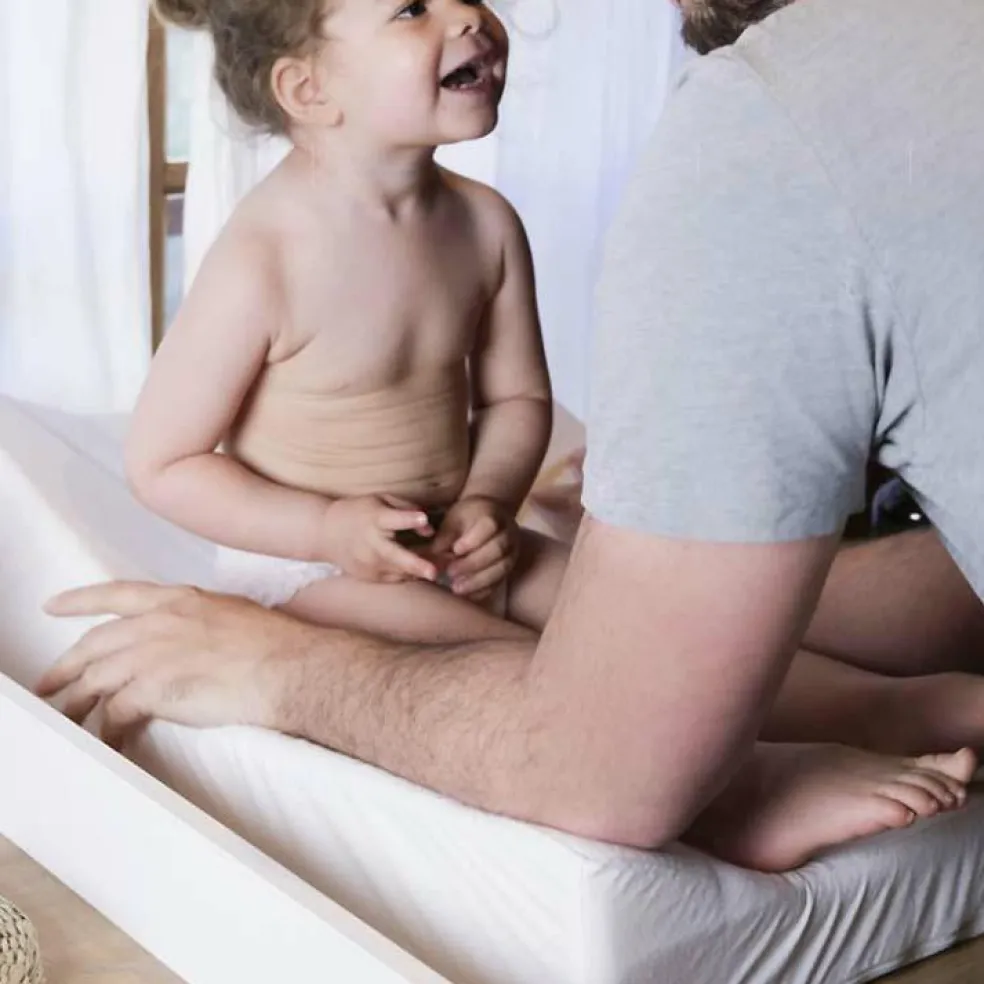 Matelas à langer incliné Sofalange avec housse blanche