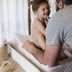 Matelas à langer incliné Sofalange avec housse blanche