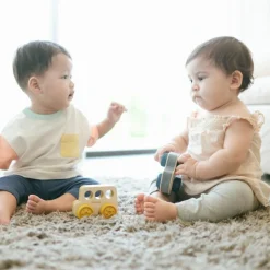 Mon petit bus en bois d'hévéa jaune
