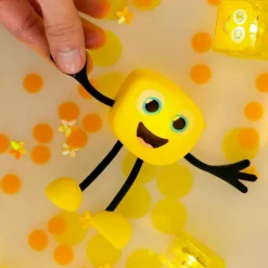 Personnage Alex jaune et 2 cubes lumineux