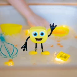 Personnage Alex jaune et 2 cubes lumineux