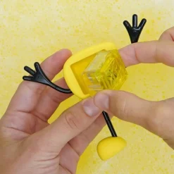 Personnage Alex jaune et 2 cubes lumineux