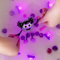 Personnage Lila violet et 2 cubes lumineux