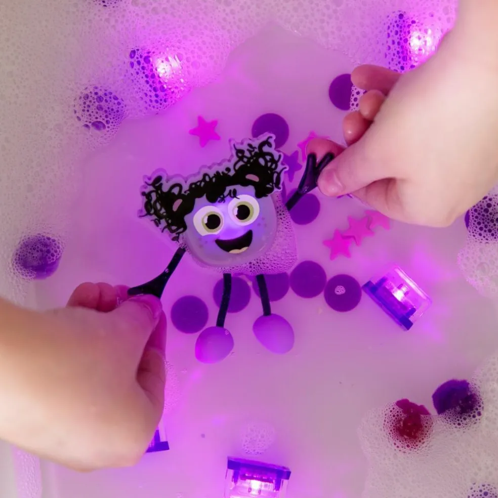 Personnage Lila violet et 2 cubes lumineux