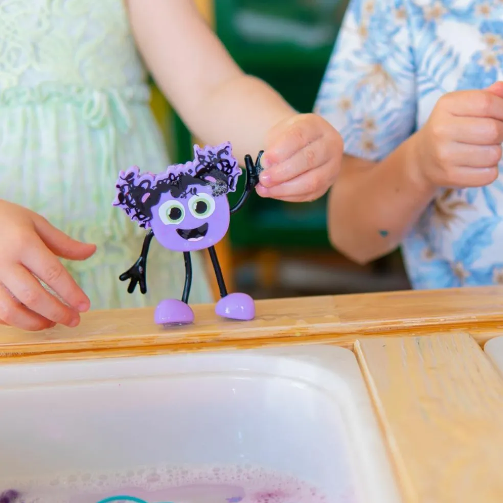 Personnage Lila violet et 2 cubes lumineux