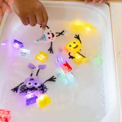 Personnage Lila violet et 2 cubes lumineux