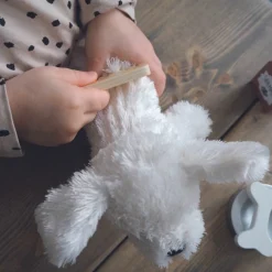 Petit chien avec son sac