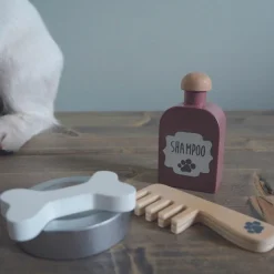 Petit chien avec son sac