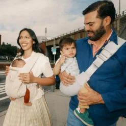 Porte bébé enfant Upsie Sling Pearl Grey