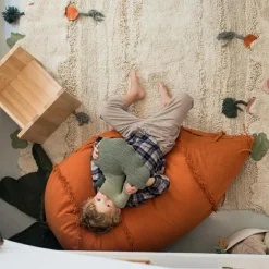 Pouf géant Cathy la carotte x Oli & Carol (100 x 55 cm)