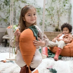 Pouf géant Cathy la carotte x Oli & Carol (100 x 55 cm)