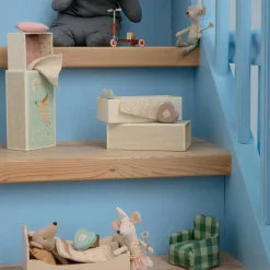 Souris fée des dents Petite soeur dans une boîte d'allumettes