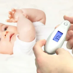 Thermomètre auriculaire à infrarouge blanc et gris